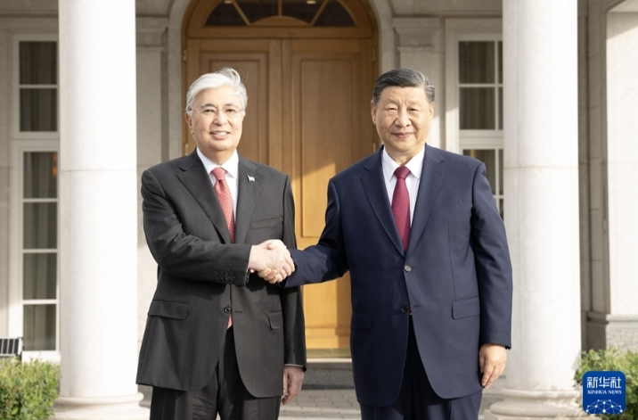 习近平同哈萨克斯坦总统托卡耶夫举行小范围晤谈