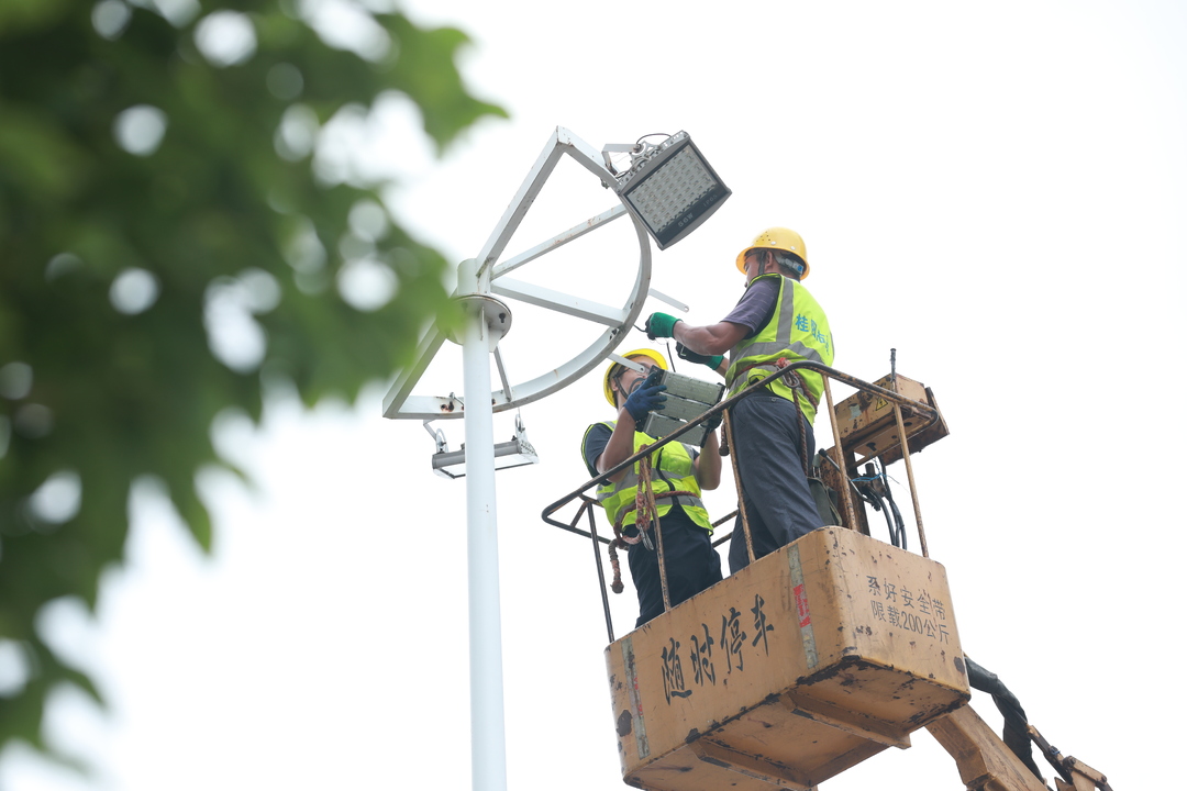 深入推进“六大新行动” 全面实施“八大行动”丨炎炎夏日下的“路灯人”：用汗水守护城市光明