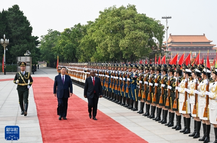 习近平同几内亚比绍总统恩巴洛会谈