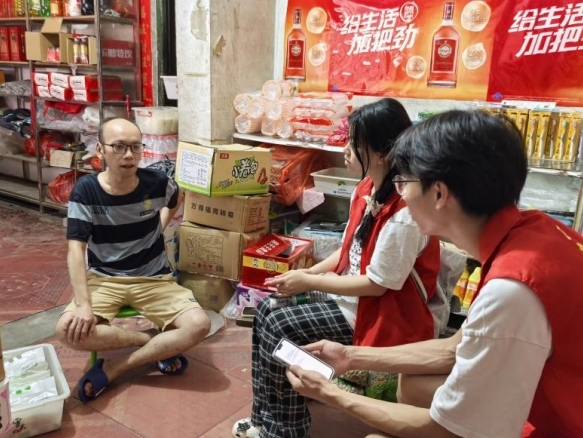 当温暖来敲门：“红马甲”护航学子向阳翱翔