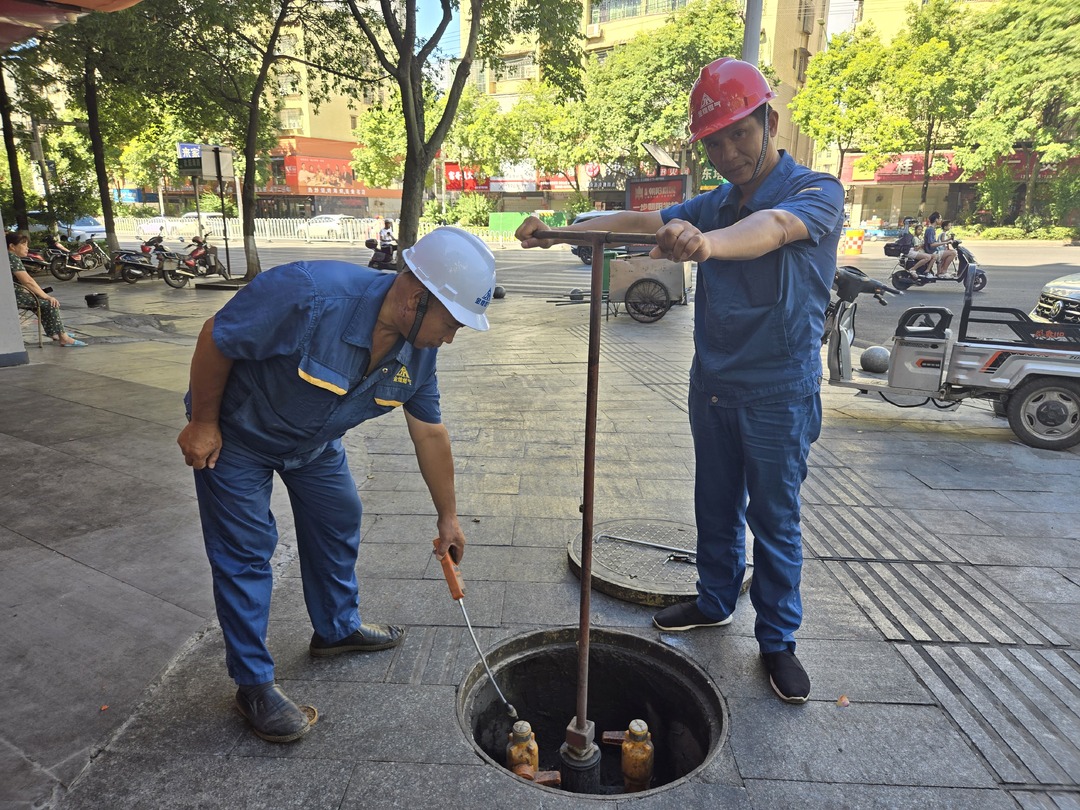 高温下的劳动者丨“蒸”战保供一线  燃气工人用汗水守护用气安全