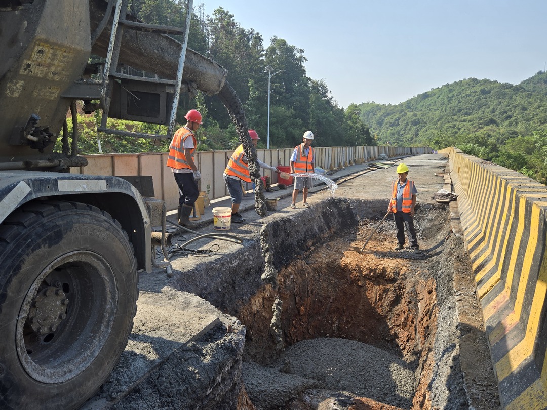 高温下的劳动者丨养路工人抢抓“黄金期”   用汗水浇筑出行安全