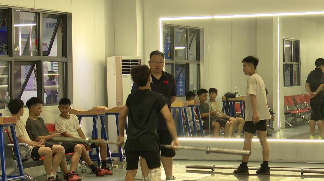 我县全力筹备全省青少年举重锦标赛