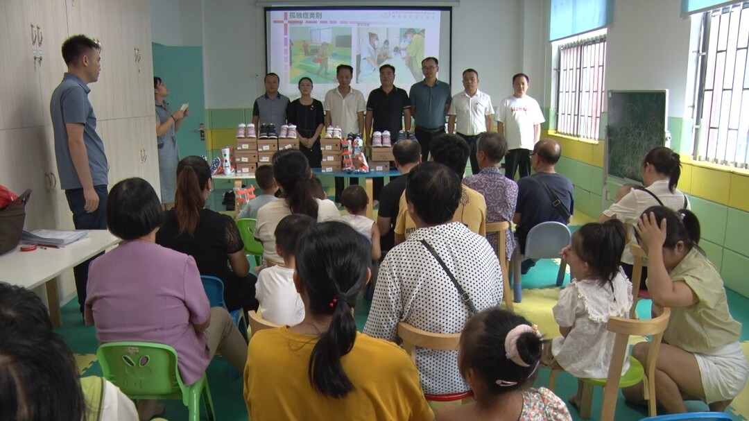 我县向残疾儿童发放辅助器具