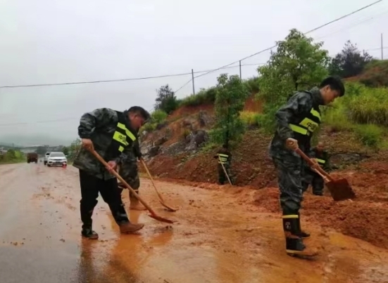 雷坪镇：道路清障 民兵在行动