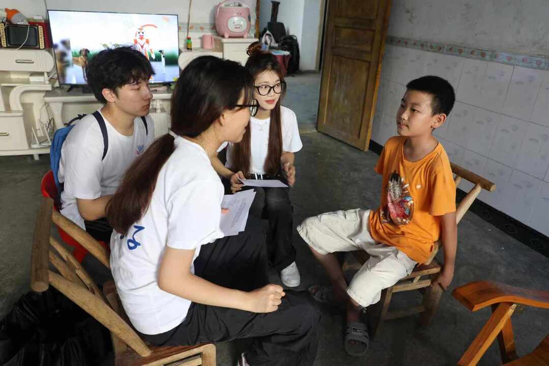 桂阳县大学生志愿者在湘西开展志愿服务活动