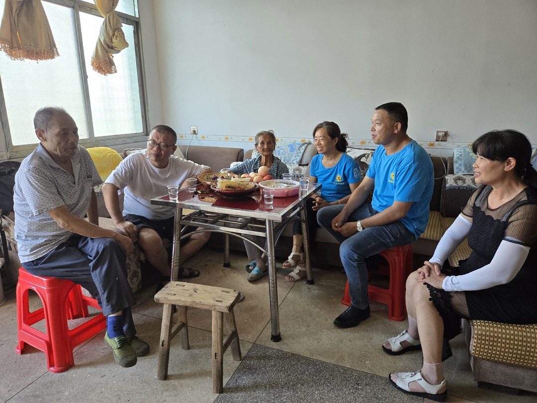 志愿者探望老兵遗孀 忆峥嵘岁月