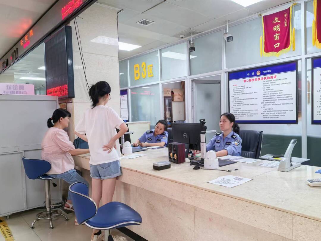 县政务服务中心推出免费寄递服务