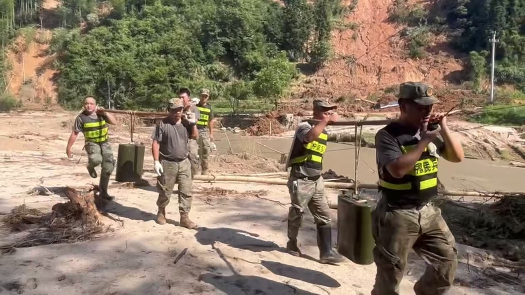 桂阳民兵：跋山涉水  3小时急送紧缺物资进村