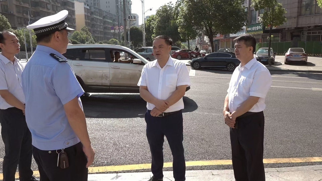 深入推进“六大新行动”全面实施“八大行动”丨李志强调研道路交通安全工作