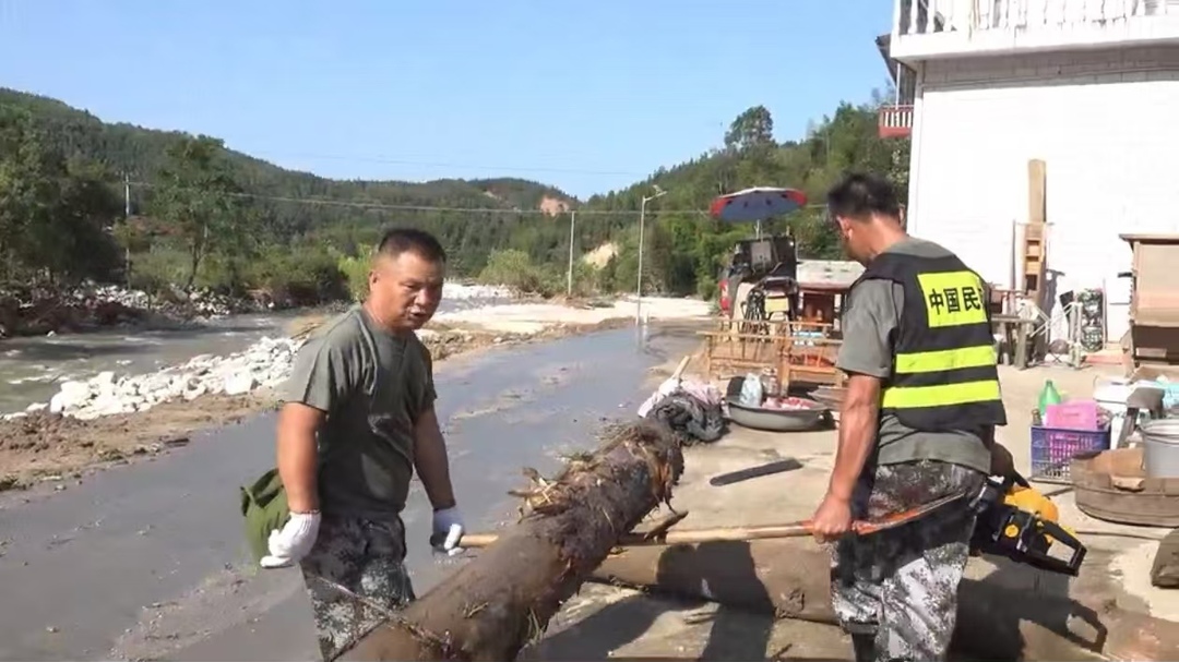全力“资”援 “桂”在行动丨人机协同 全力开展清淤保畅工作
