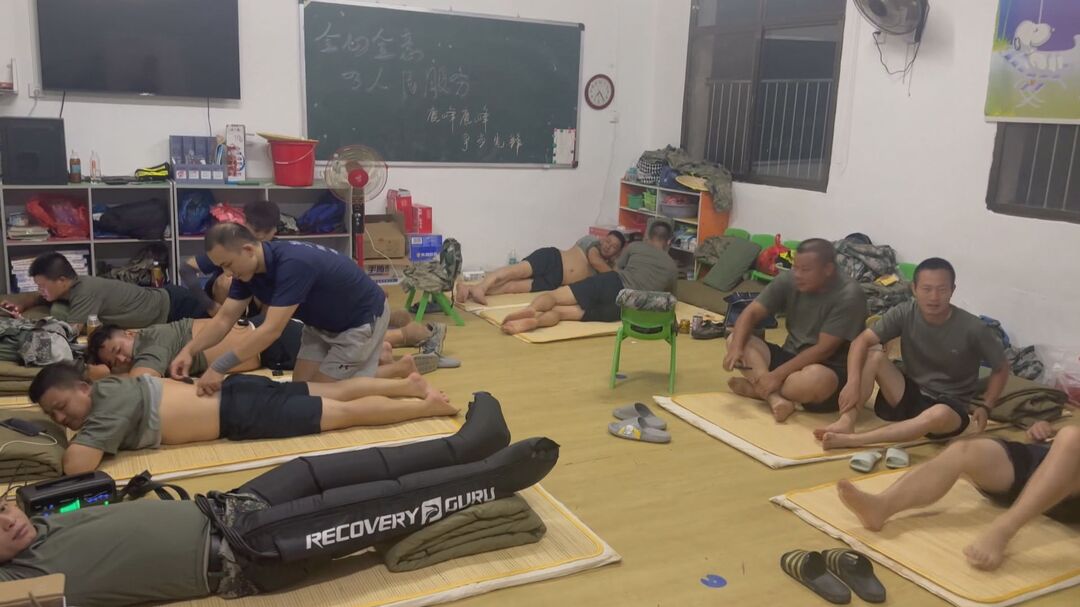 90后小伙 骑行120公里为受灾群众和帮扶工作队康复理疗