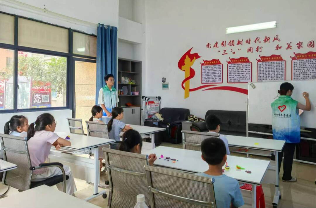 龙潭街道八字塘社区：依托党群服务中心 开启“花式”带娃模式