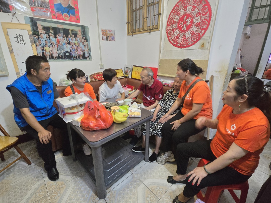 我县志愿者为抗战老兵庆祝98岁生日