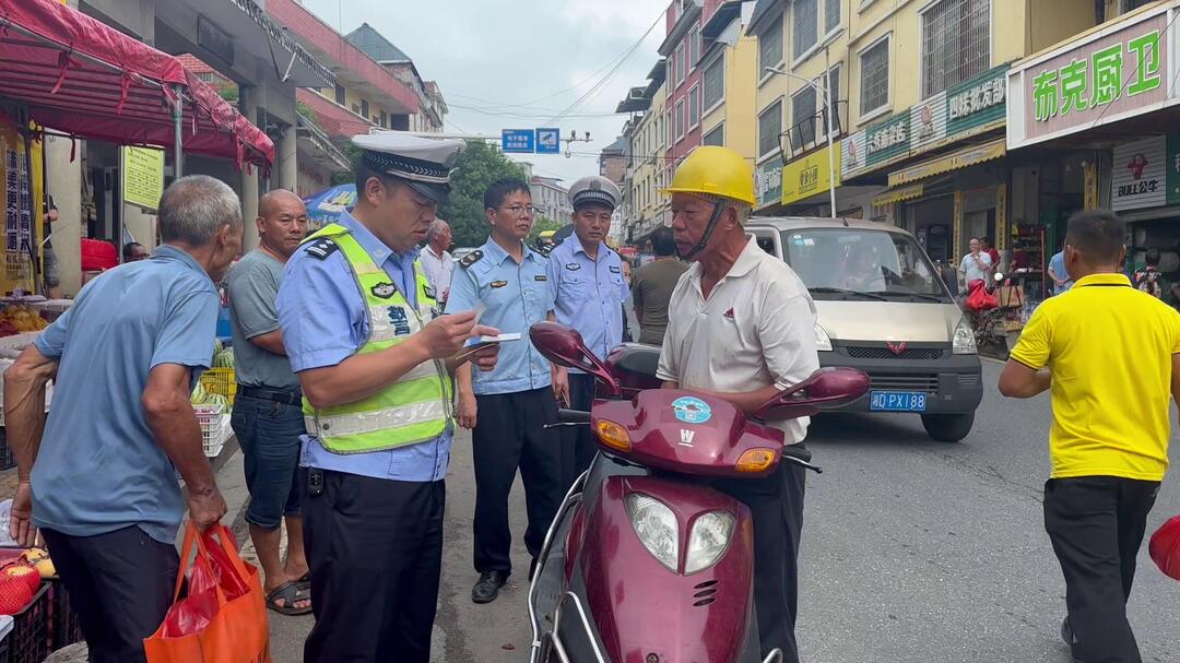 夏季道路交通安全专项整治行动：进圩场 入商户 开展道路交通宣传教育