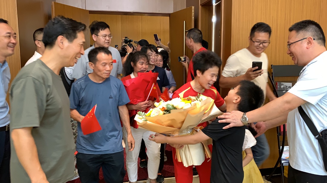 冠军之城丨奥运冠军侯志慧、罗诗芳返乡 家乡人民热烈欢迎