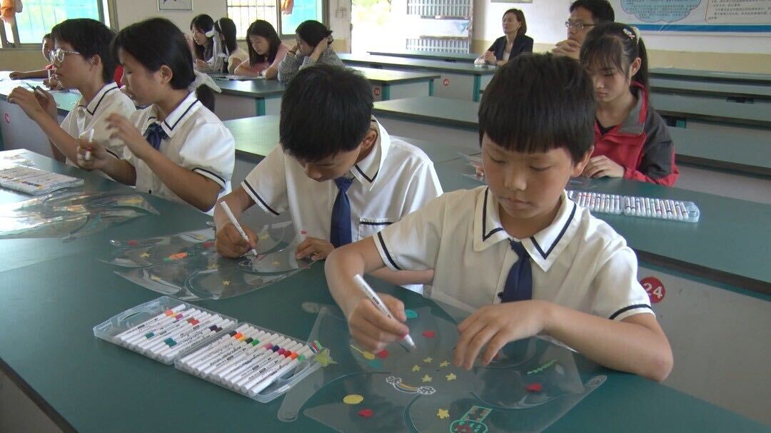 爱心培训机构到华山瑶族乡中心学校开展爱心资助活动