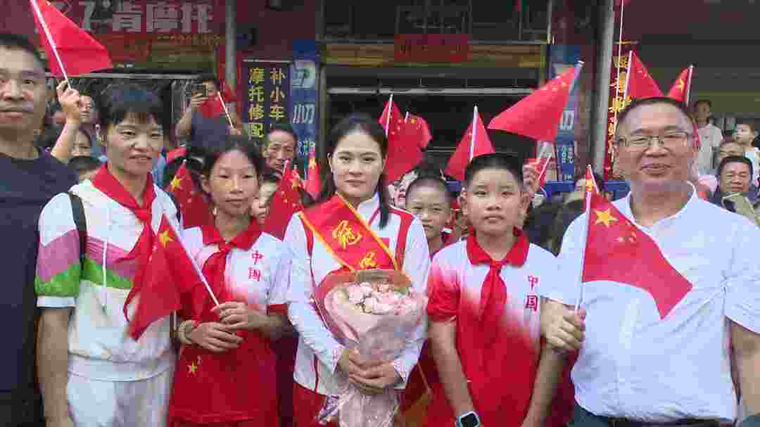 冠军之城｜家乡人民欢迎奥运冠军罗诗芳回乡