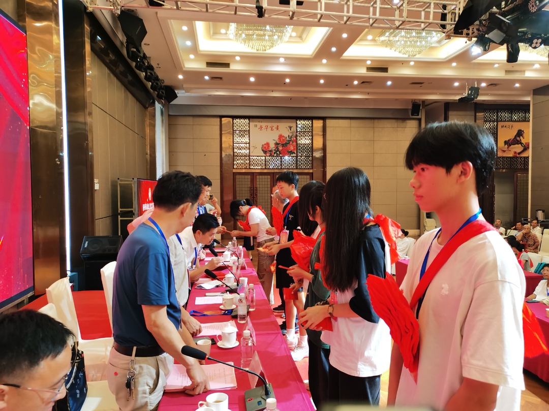 郴州市徐氏文化发展中心为33名大学新生发放奖学金