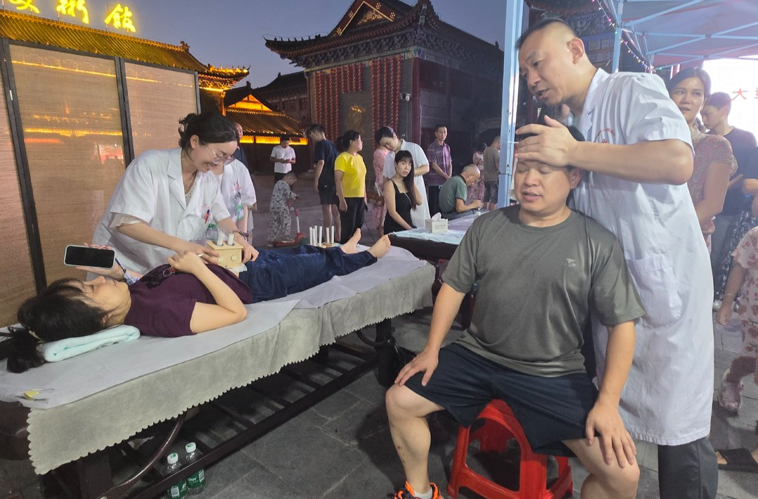 中医夜市火热开场  体验别样中医药文化