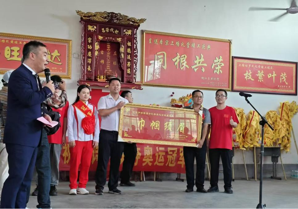 舂陵江镇：奥运冠军罗诗芳载誉回乡