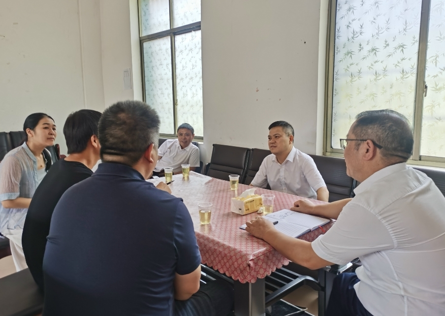 深入推进“六大新行动”  全面实施“八大行动”  巫初华调研基层治理和党建等工作