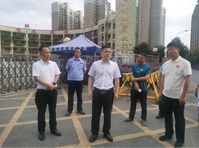 学习贯彻党的二十届三中全会精神｜巫初华调研开学和校园周边环境整治工作暨上思政课