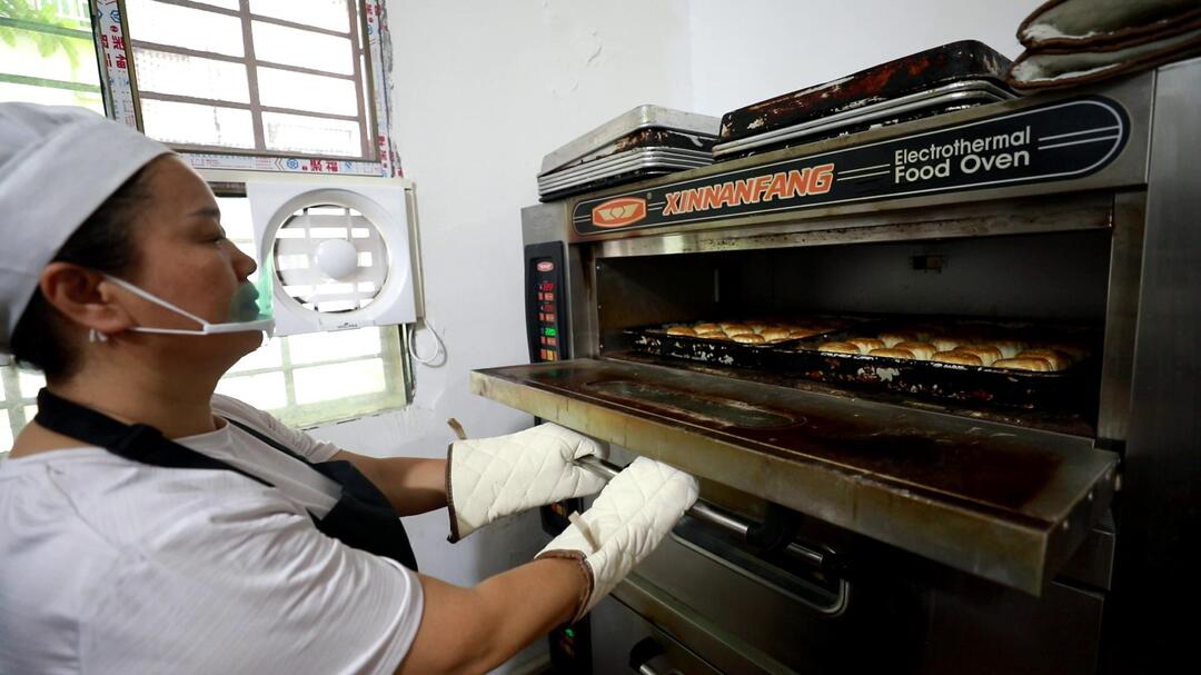 我们的节日·中秋|中秋佳节来临 传统手工月饼走俏市场