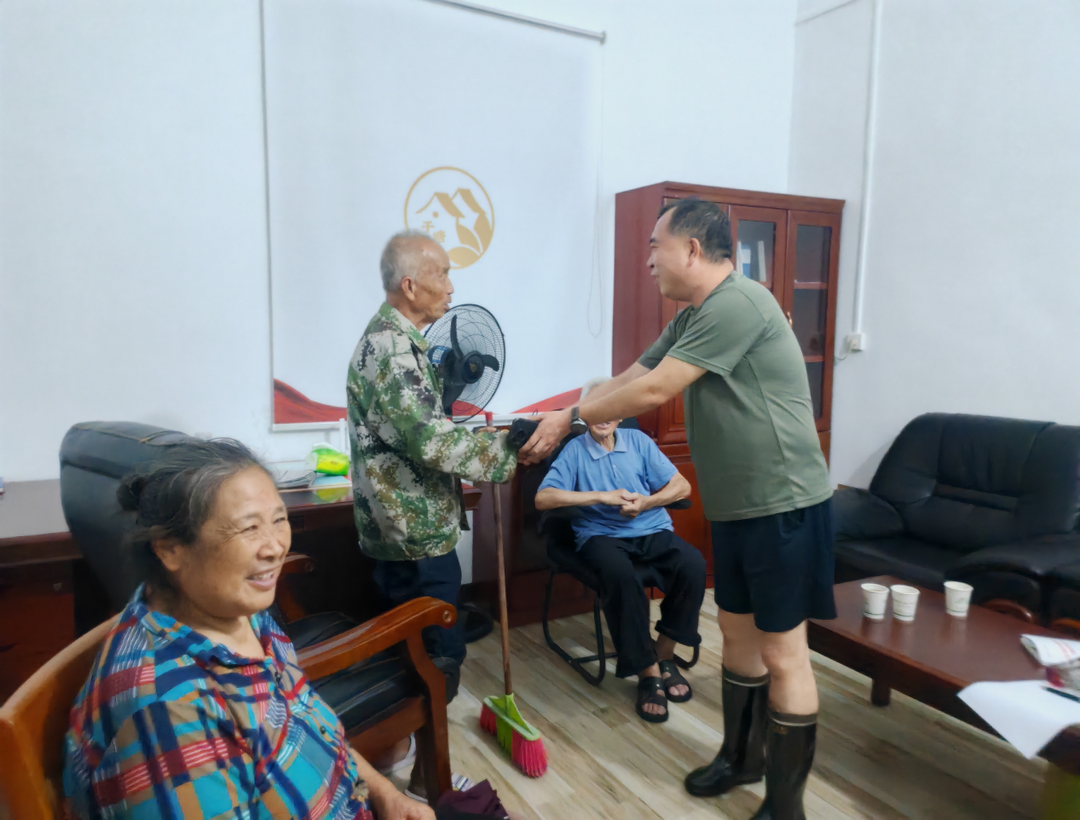 荷叶镇：镇村干部冲锋在前 迎“汛”而上