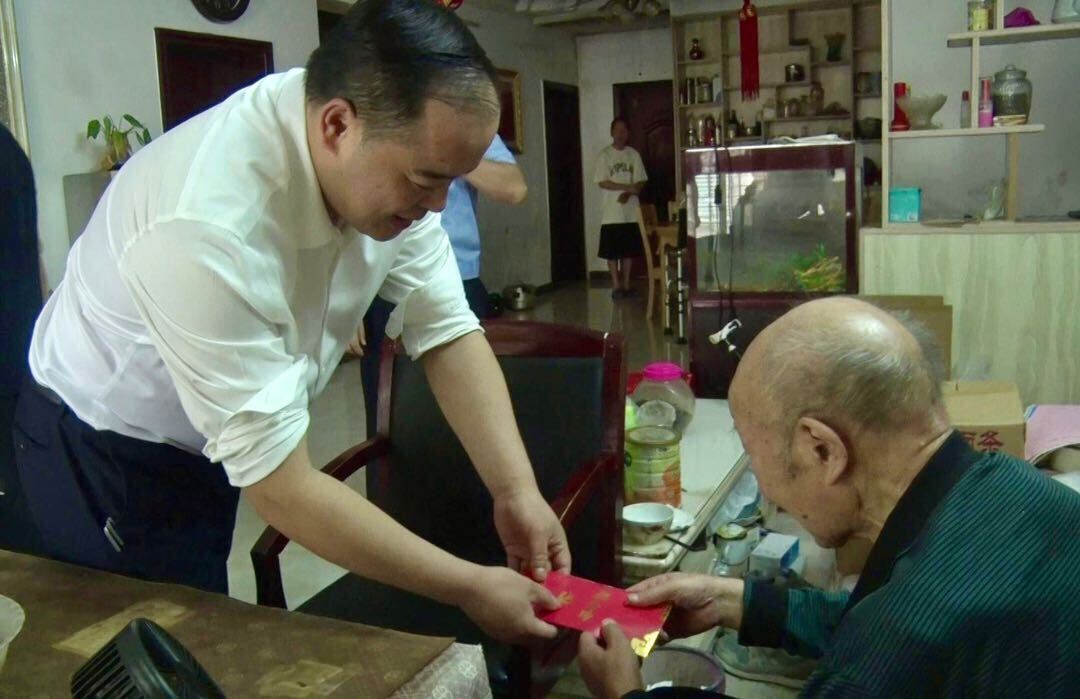 【快讯】李志强开展国庆前走访慰问活动