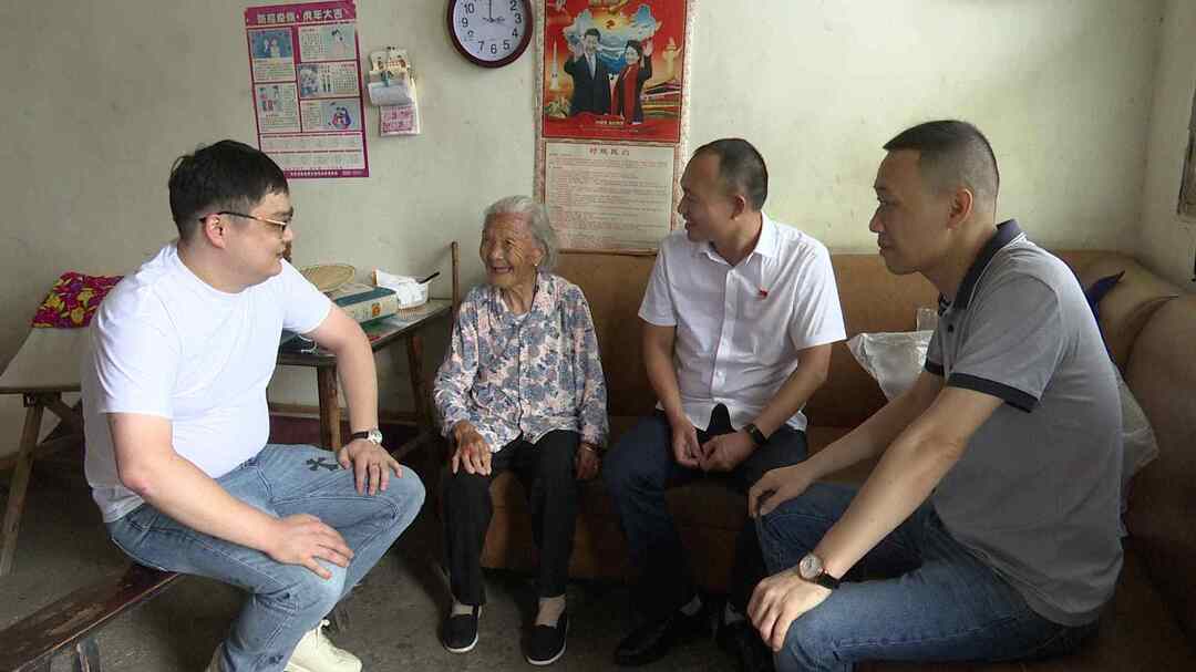 爱心企业慰问鹿峰街道高龄老人