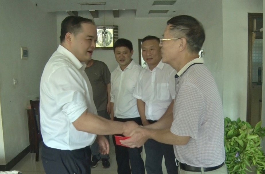 李志强开展国庆前走访慰问活动