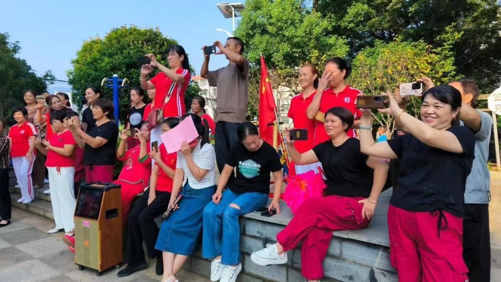 桥市乡：开展迎国庆广场舞联谊会活动