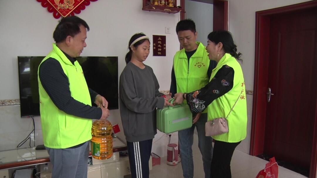 县好人协会开展国庆关爱孤儿主题党日活动