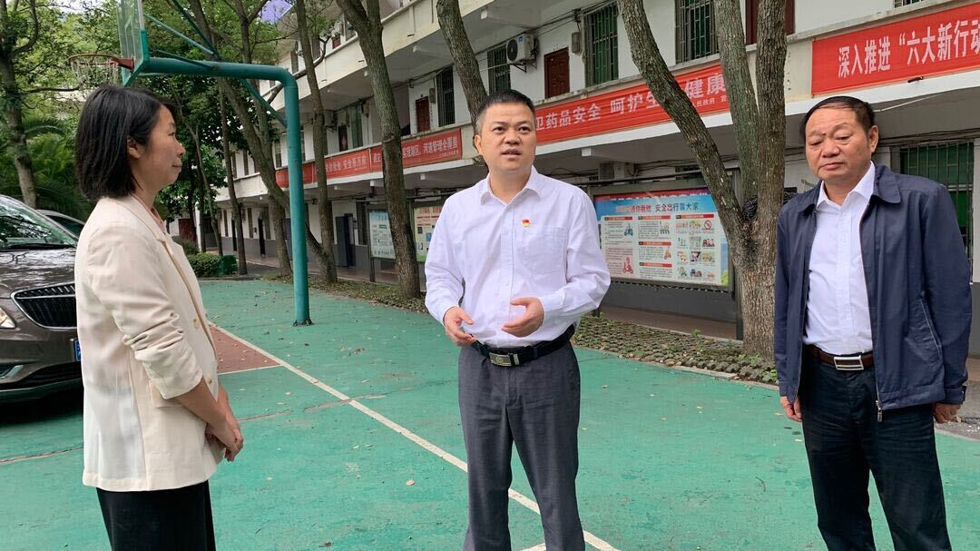 巫初华督导检查国庆期间值班值守、安全生产工作