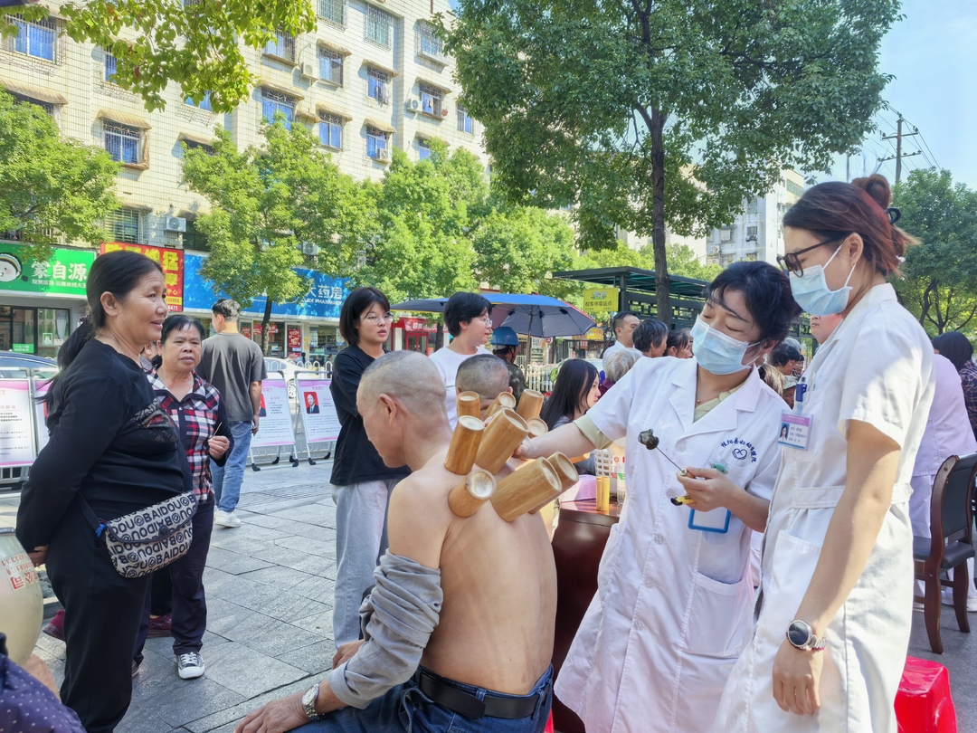 县妇幼保健院开展内科、儿科义诊活动