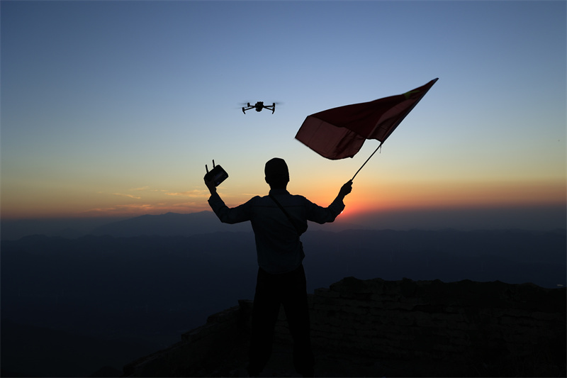 游客在金仙寨邂逅壮丽落日