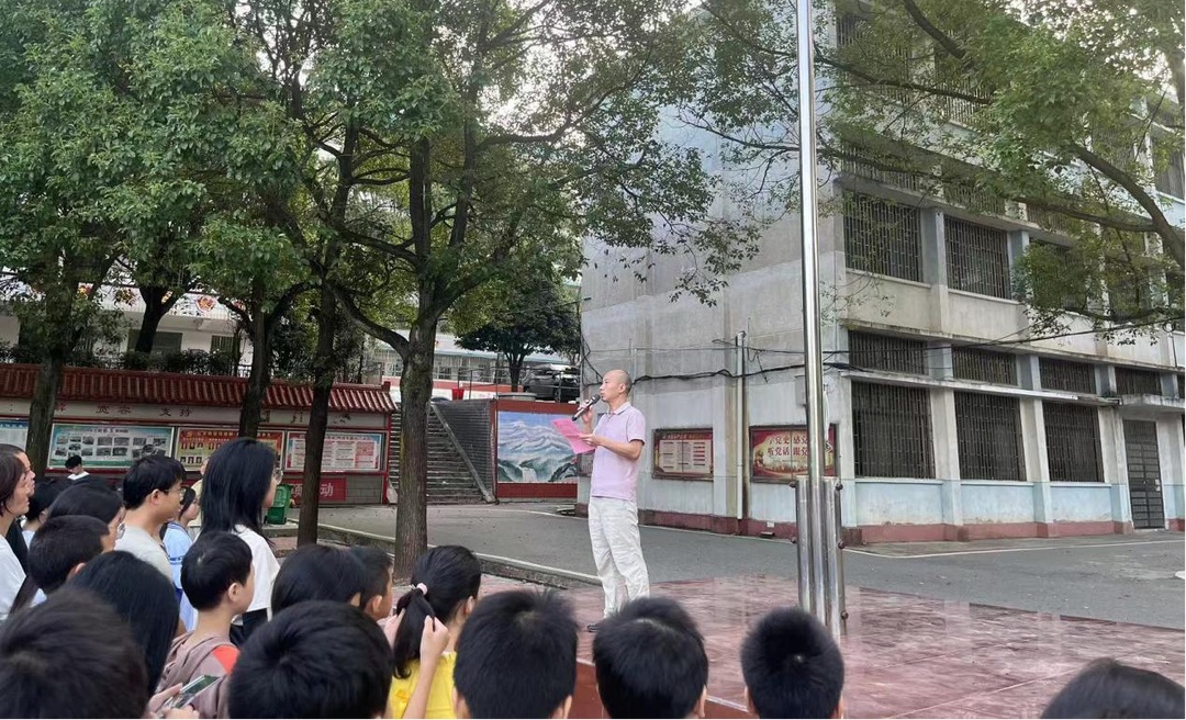 桂阳二中开展“强国复兴有我、传承红色基因、向国旗敬礼”系列实践活动