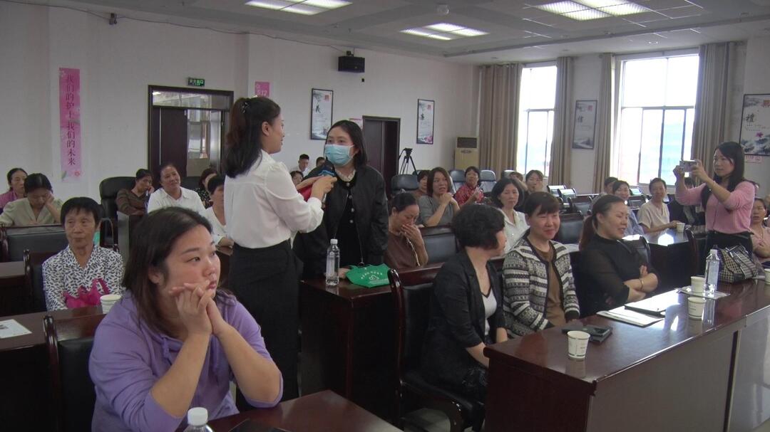 县妇幼保健计划生育服务中心开展2024年“世界更年期关怀日”“粉红丝带”活动