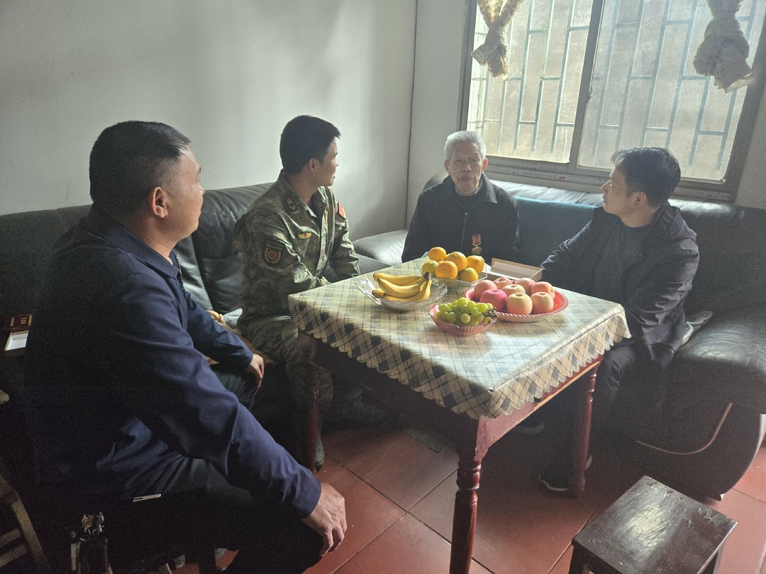 抗美援朝74周年纪念日｜抗美援朝老兵受邀和学生一起观影