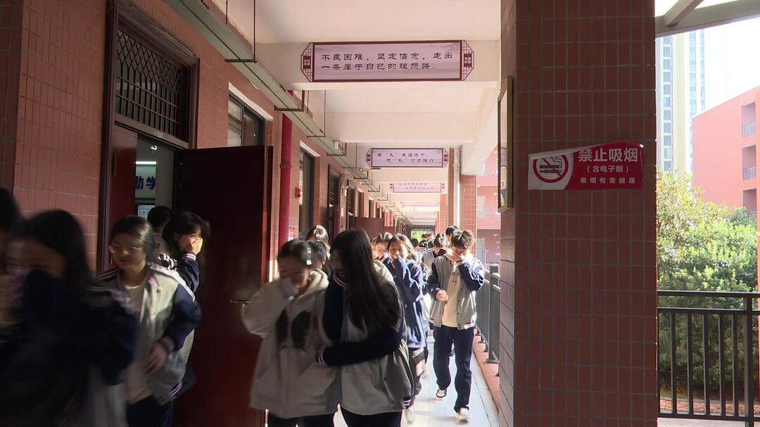 县职校开展2024年下期消防应急疏散演练与消防知识技能培训活动