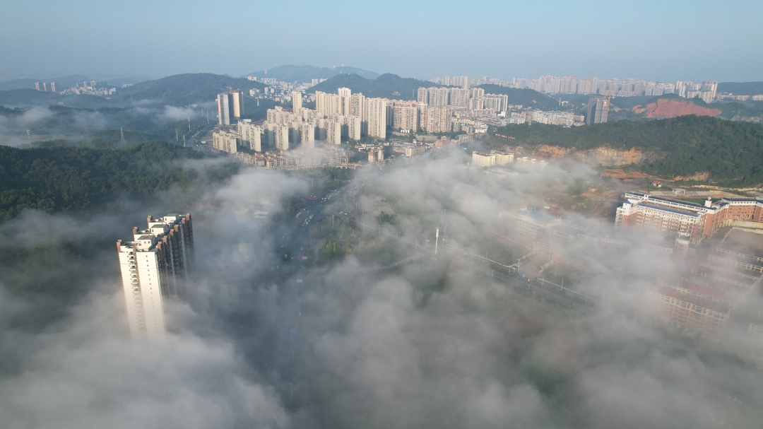 县城晨雾缭绕“雾”入仙境   宛若“天空之城”