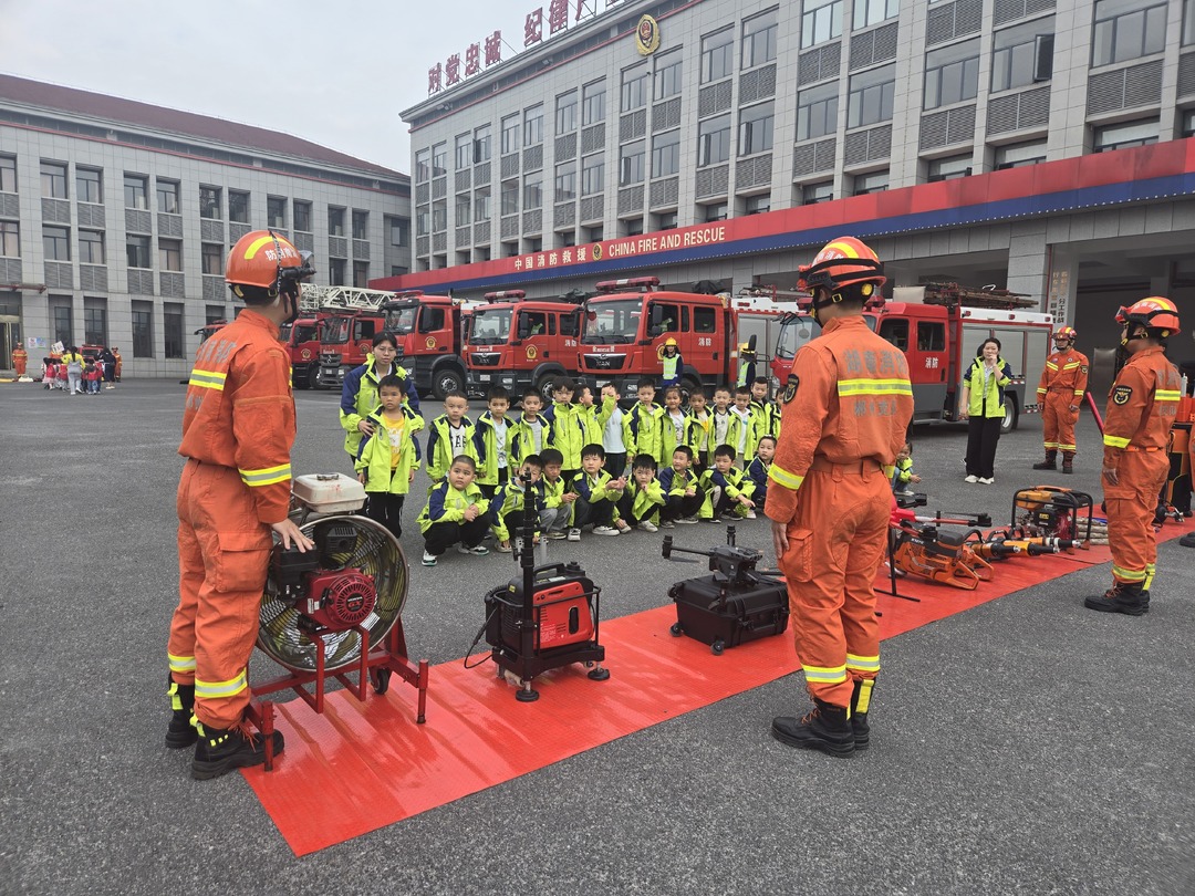 安全生产在线丨消防站开放日：百余名萌娃近距离体验消防魅力