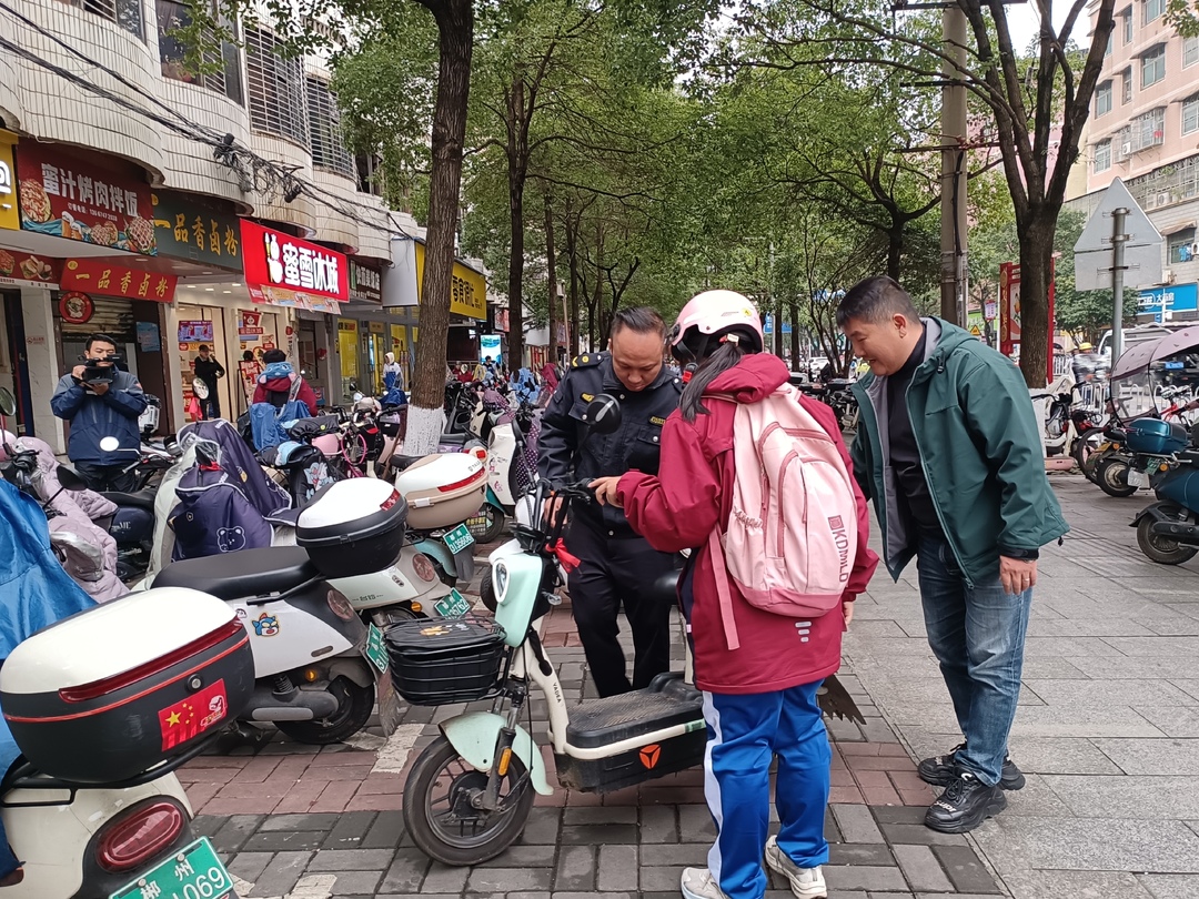 新时代文明实践在桂阳|县城管局：规范学生电动车摆放 营造良好市容秩序