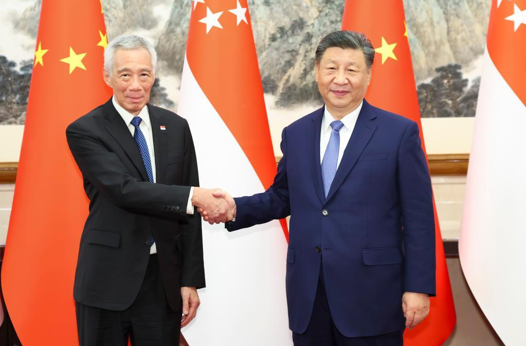 习近平会见新加坡国务资政李显龙