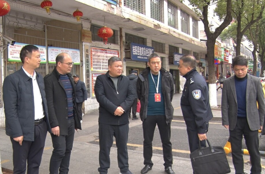 县领导调研校园安全及安全生产等工作