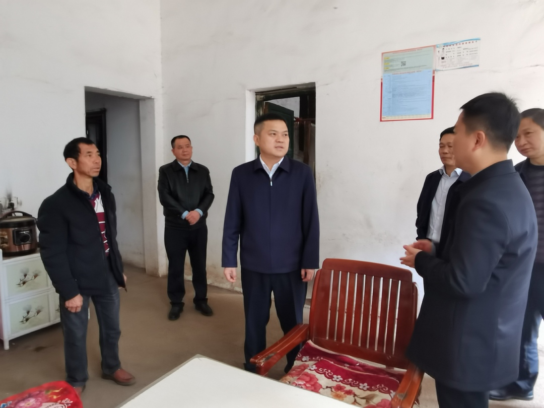 巫初华走访监测户暨开展人大代表进站履职活动