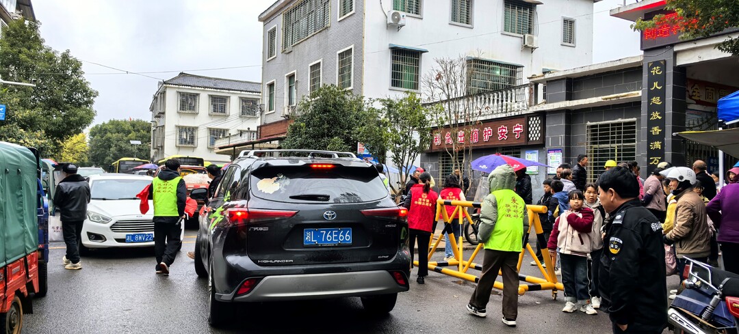 洋市镇：携手同行，守护“成长路”