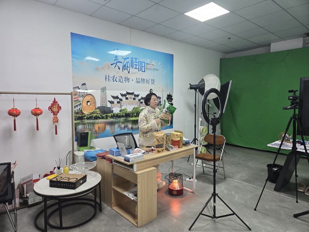 深入推进“六大新行动” 全面实施“八大行动”｜电商助力农产品“出村进城” 乡村振兴搭快车 