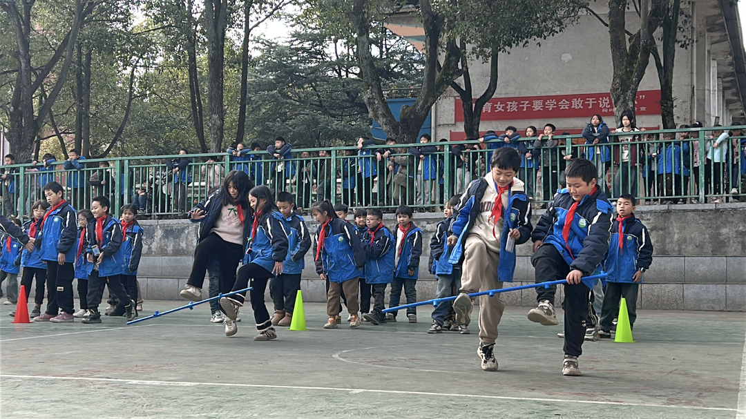 筑牢“寒冬防线”——县民政局开展“寒冬送温暖·关爱润童心”暨流动、留守、困境儿童寒冬心理健康关爱活动